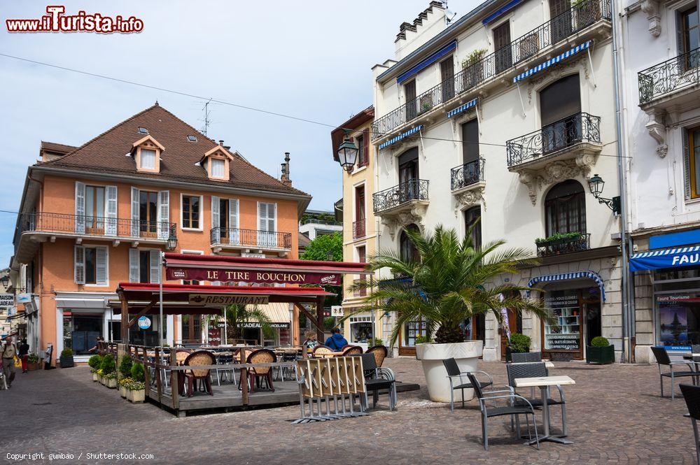 Immagine Uno scorcio della cittadina di Aix-les-Bains, Francia. Sulle vie pedonali del centro si affacciano boutique, centri di balneoterapia e hotel Belle Epoque che testimoniano il passato glorioso di questa località - © gumbao / Shutterstock.com