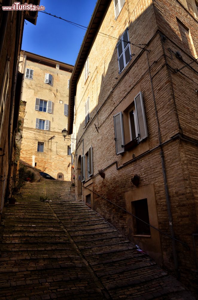 Immagine Uno scorcio della cittadina di Fermo, Marche. Sorge sulla vetta e sulle pendici del Colle Sabulo e si suddivide in due parti: quella storica che conserva intatto il suoa spetto medievale e quella nuova.