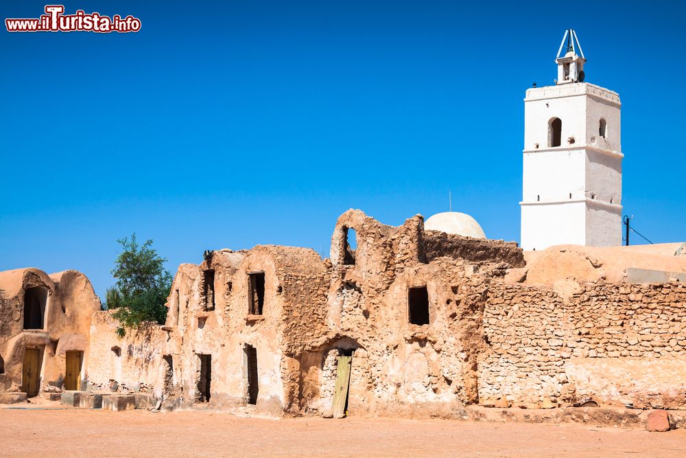 Immagine Uno scorcio della cittadina di Medenine, Tunisia: siamo nel mezzo della Gefara tunisina, sulla strada principale per la Libia.