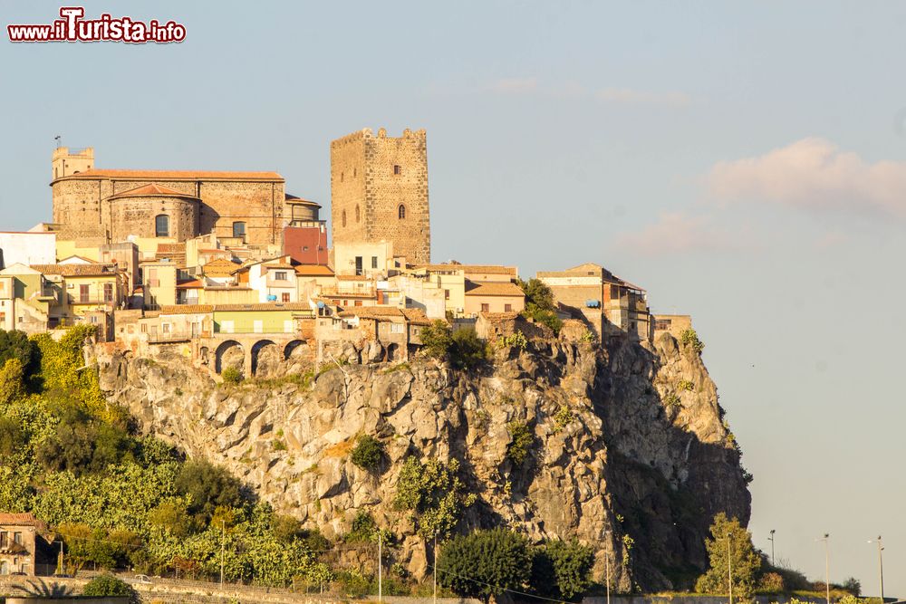 Immagine Uno scorcio della cittadina di Motta Camastra, Sicilia. Questo centro abitato costituisce uno dei borghi più caratteristici della Valle dell'Alcantara che sovrasta il celebre sito naturalistico delle Gole dell'Alcantara.