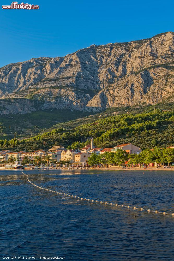 Immagine Uno scorcio della cittadina di Tucepi, Croazia, vista dal mare. Tucepi può essere facilmente raggiunta da Spalato - © OPIS Zagreb / Shutterstock.com