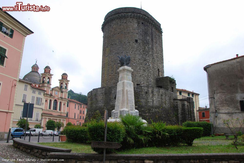 Immagine Uno scorcio della cittadina di Varese Ligure, Liguria. E' il Comune più settentrionale della provincia di La Spezia - © Fabio Caironi / Shutterstock.com