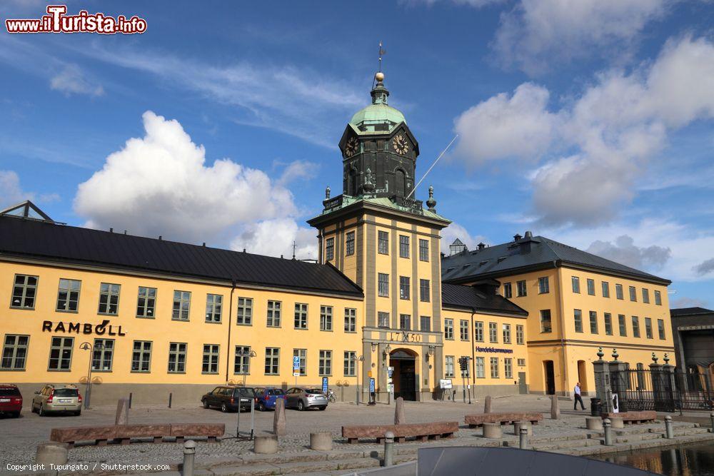 Immagine Uno scorcio della cittadina svedese di Norrkoping. Il quadrante dell'orologio dell'Holmen Tower è un cerchio nero con 12 numeri romani fatti in oro - © Tupungato / Shutterstock.com