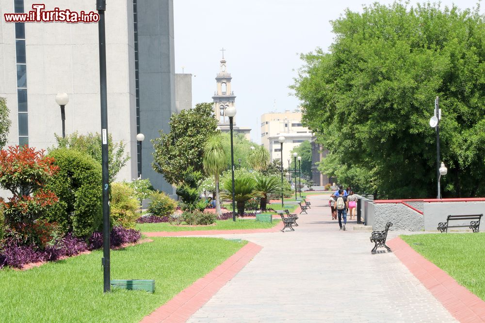 Immagine Uno scorcio della Macroplaza di Monterrey, Messico. In questa spianata di quasi 40 ettari convivono edifici avanguardisti e in stile coloniale.