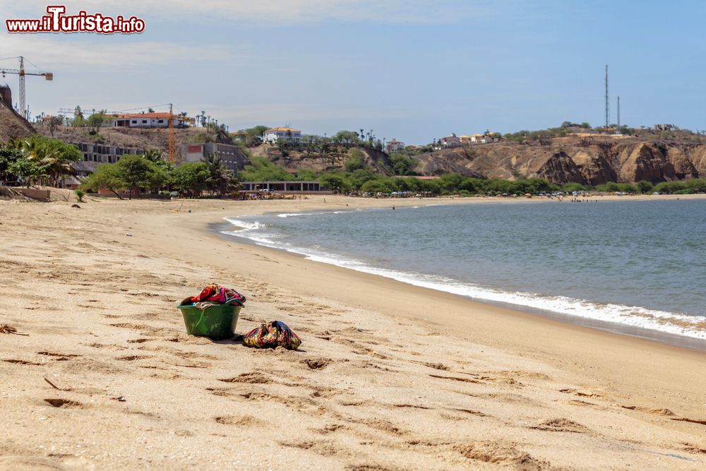 Immagine Uno scorcio della pittoresca spiaggia di Sangano a Luanda, Angola. Lambito dalle acque dell'Atlantico, questo tratto di litorale si trova in una posizione privilegiata sulla costa occidentale del paese.