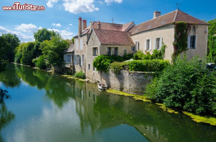 Immagine Uno scorcio della Serein e alcune case di Noyers in Francia - © Michal Szymanski / Shutterstock.com