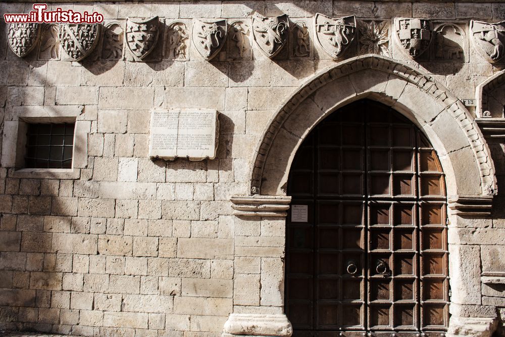 Immagine Uno scorcio della Taverna Ducale di Popoli, Abruzzo. Quest'antico edificio militare è oggi sede di un museo cittadino. Si presenta con un ricco portale gotico e la facciata decorata dagli stemmi delle famiglie che possedettero questo feudo dopo i Cantelmo.