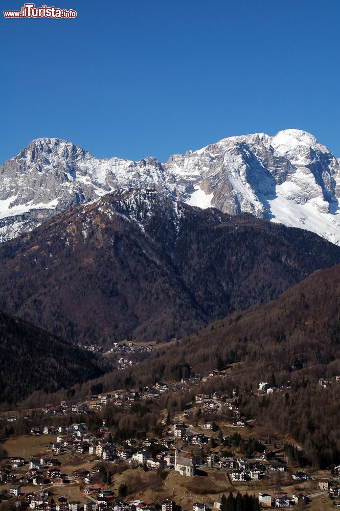Immagine Uno scorcio della Val di Zoldo, sullo sfondo le Dolomiti innevate (Veneto)