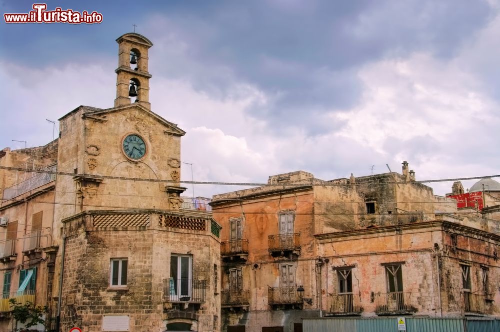 Immagine Uno scorcio della vecchia città di Taranto, Puglia.  Città dei due mari, così è chiamata perchè lambita dalle acque del Mar Grande e di quello Piccolo, Taranto ospita sul suo territorio architetture nobili e antiche chiese.