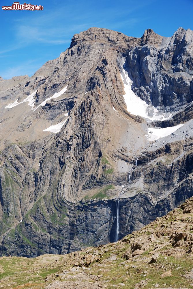 Immagine Uno scorcio dell'anfiteatro glaciale dei Pirenei francesi: il Circo di Gavarnie attorniato da vette che superano i 3 mila metri di altezza.
