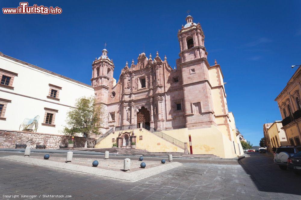 Immagine Uno scorcio dell'antica cittadina di Zacatecas, Messico. Dal 1993 il centro coloniale è patrimonio dell'Unesco per via dei suoi palazzi con elaborate decorazioni, i vicoli di ciottoli e le lanterne in ferro battuto - © sunsinger / Shutterstock.com