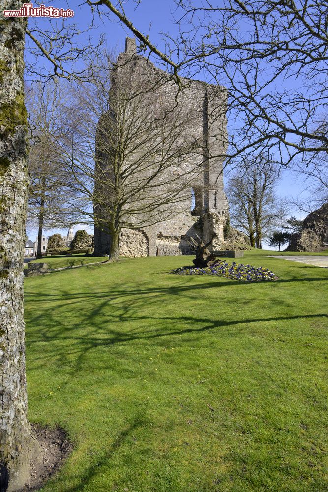 Immagine Uno scorcio dell'antico castello di Domfront in Bassa Normandia, Francia