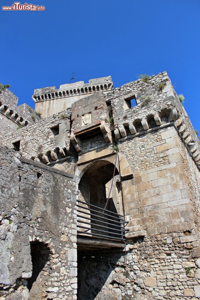 Immagine Uno scorcio dell'antico villaggio di Sermoneta, Lazio. Siamo sulle pendici dei Monti Lepini dove questo borgo medievale è fra i più suggestivi della regione.