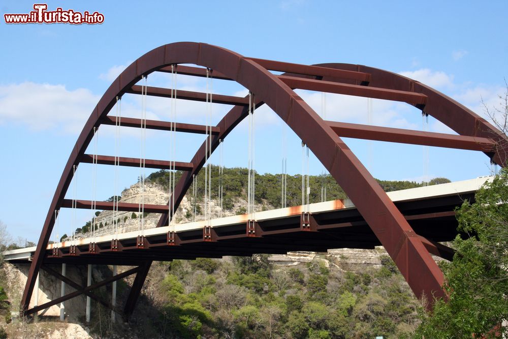 Immagine Uno scorcio dell'Austin 360 Bridge, Texas. Questo ponte ad arco attraversa il lago Austin collegando la parte settentrionale e meridionale della Loop 360. E' uno dei grandi simboli cittadini.