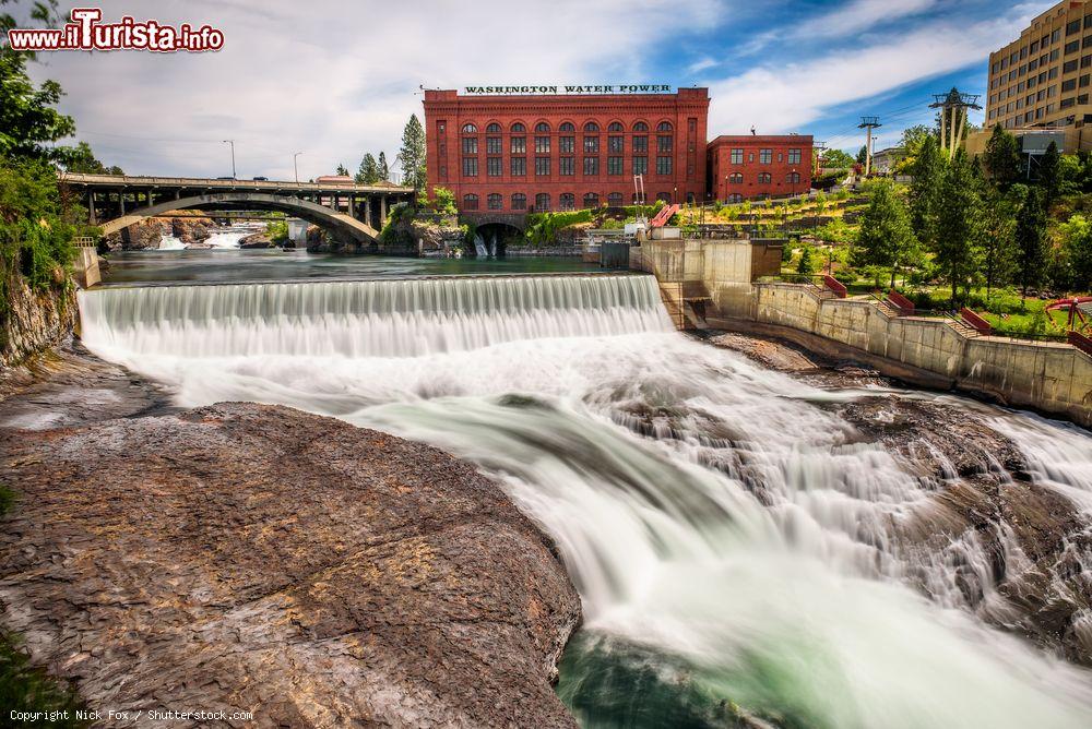 Immagine Uno scorcio delle cascate sul fiume Spokane, Washington, Stati Uniti d'America. Sullo sfondo la centrale elettrica - © Nick Fox / Shutterstock.com