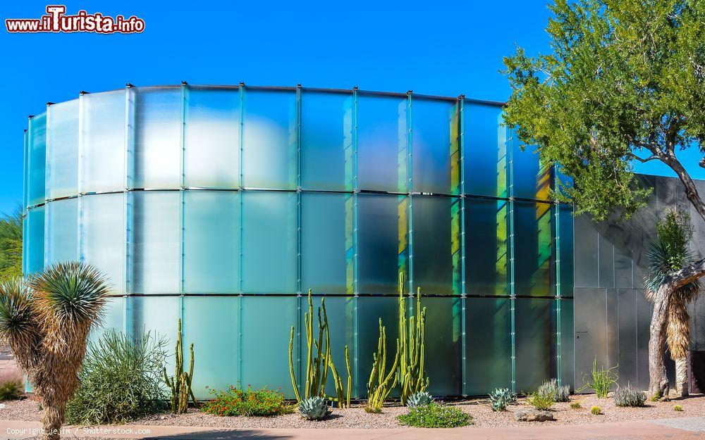 Immagine Uno scorcio dello Scottsdale Museum of Contemporary Art, Arizona (USA). Si tratta dell'unico museo permanente dell'Arizona dedicato esclusivamente alle opere d'arte moderna, al design e all'architettura - © jejim / Shutterstock.com