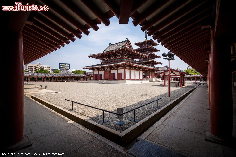 Immagine Uno scorcio dello Shitennoji Temple di Osaka, Giappone. In realtà si tratta di un complesso di templi buddhisti fatti costruire nel 593 d.C. dal principe ereditario Umayado - © Thiti Wongluang / Shutterstock.com