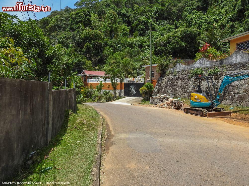 Immagine Uno scorcio di Chemin Le Niol Street sull'isola di Mahé, Seychelles - © Authentic travel / Shutterstock.com
