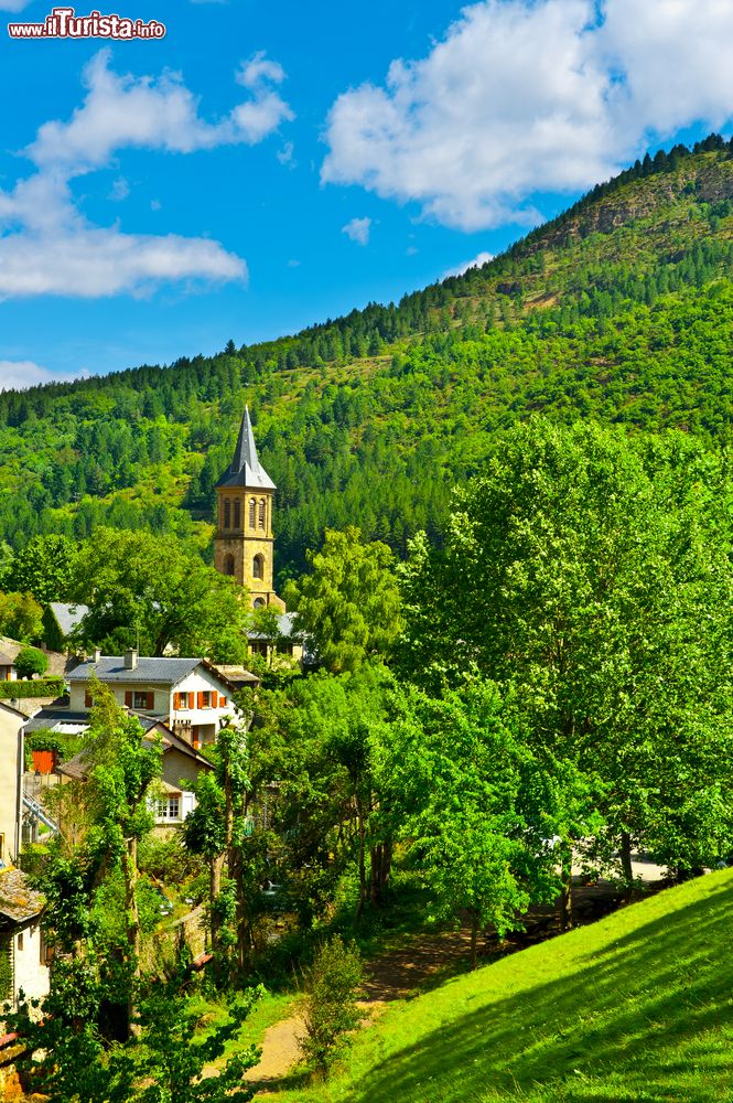 Immagine Città medievale di Florac, Francia. Un bel panorama sulla località francese di Florac che sorge su una collina immersa nella natura.