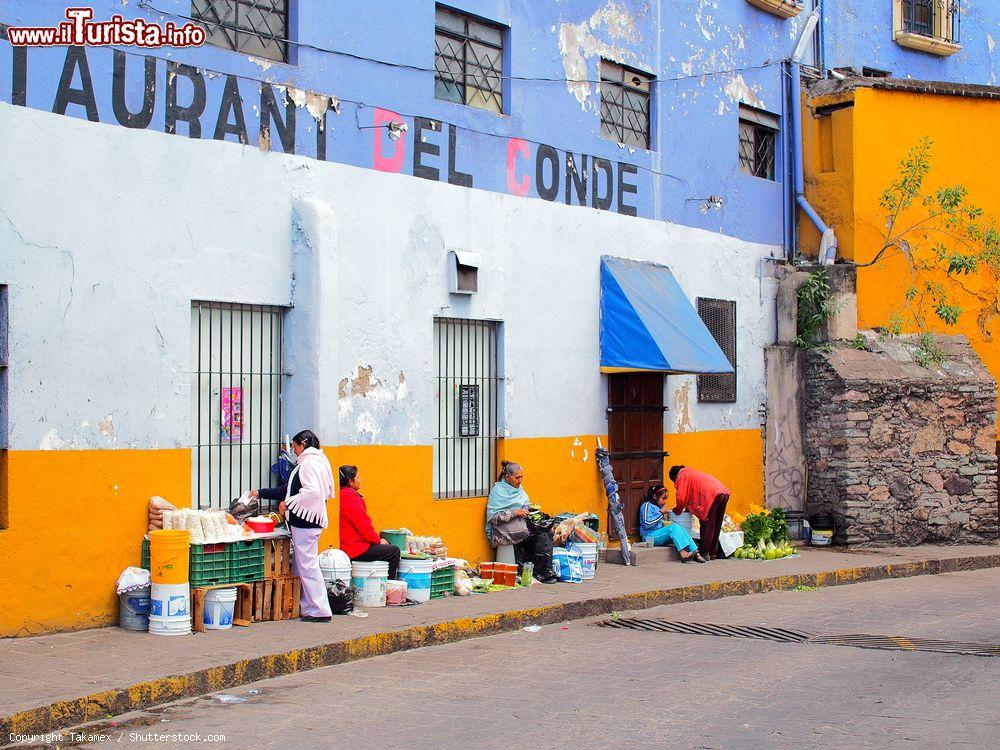 Immagine Uno scorcio di Guanajuato, Messico. Patrimonio dell'Umanità dal 1998, questa storica città mineraria ha una popolazione di circa 170 mila abitanti. In questa immagine, un suggestivo mercato di strada - © Takamex / Shutterstock.com