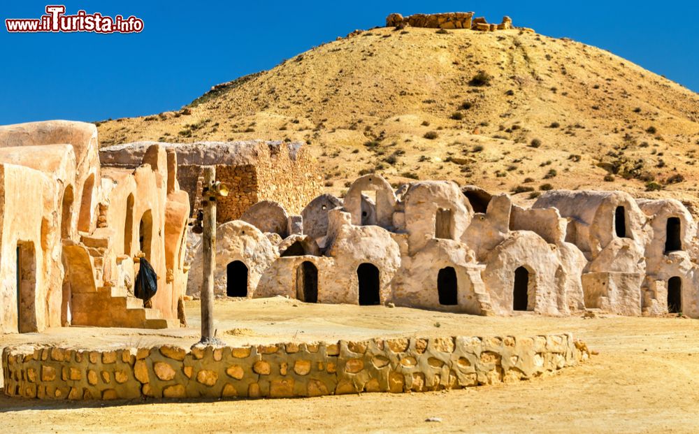 Immagine Uno scorcio di Ksar Hallouf, Medenine, Tunisia. Questo villaggio berbero-granaio è oggi disabitato.