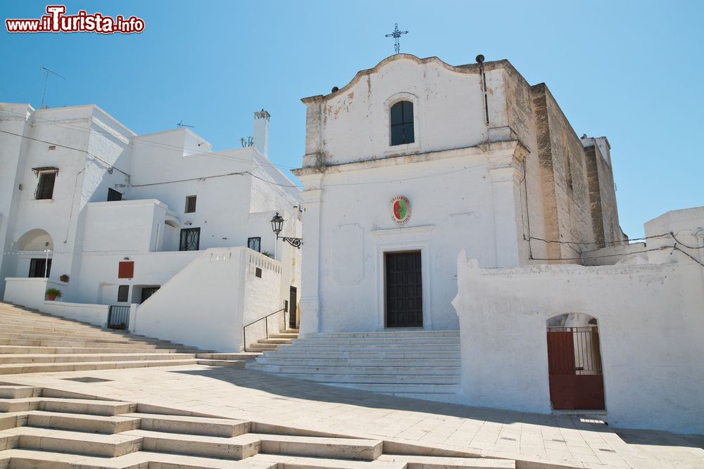 Immagine Uno scorcio di Massafra in Puglia: una piccola chiesa e una strada del centro storico