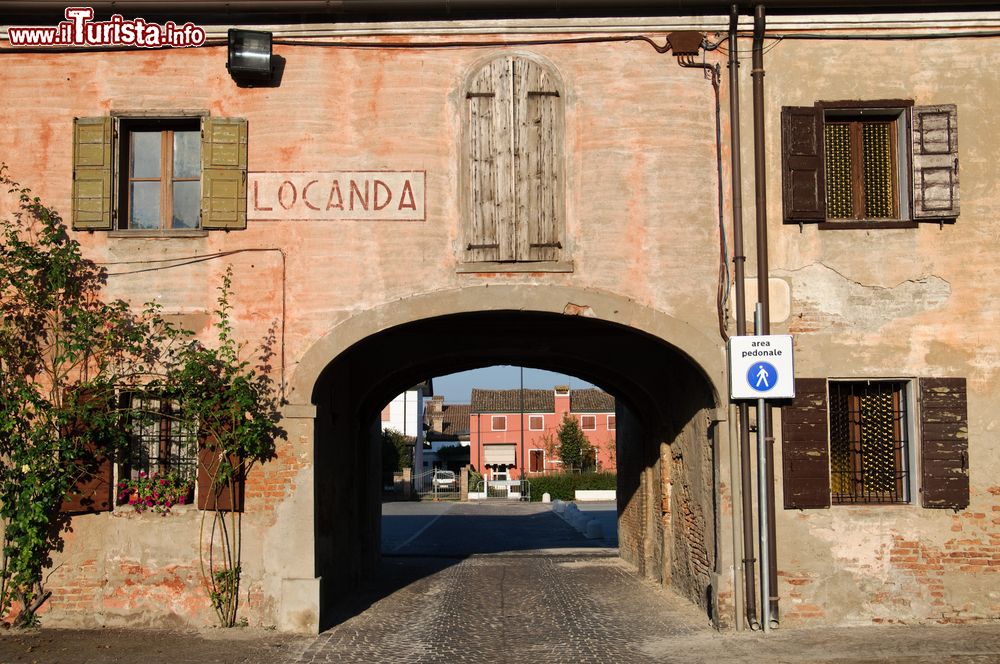 Immagine Uno scorcio del centro storico di Mesola provincia di Ferrara, Emilia-Romagna.