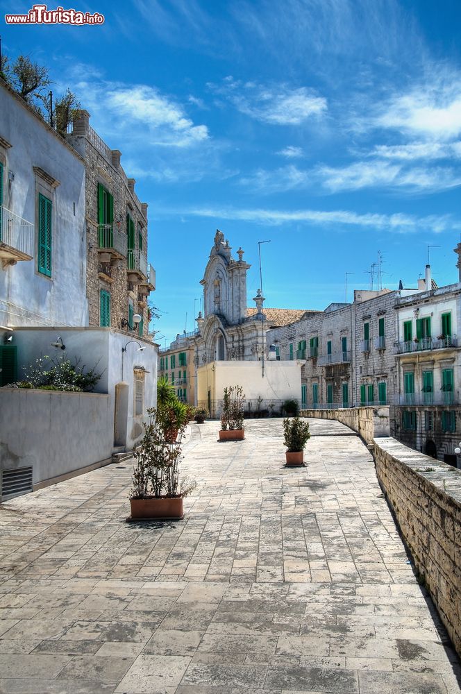 Immagine Uno scorcio di Molfetta, Puglia. In questa graziosa cittadina l'arte incontra il mare. Il borgo antico si colora di mille sfumature.