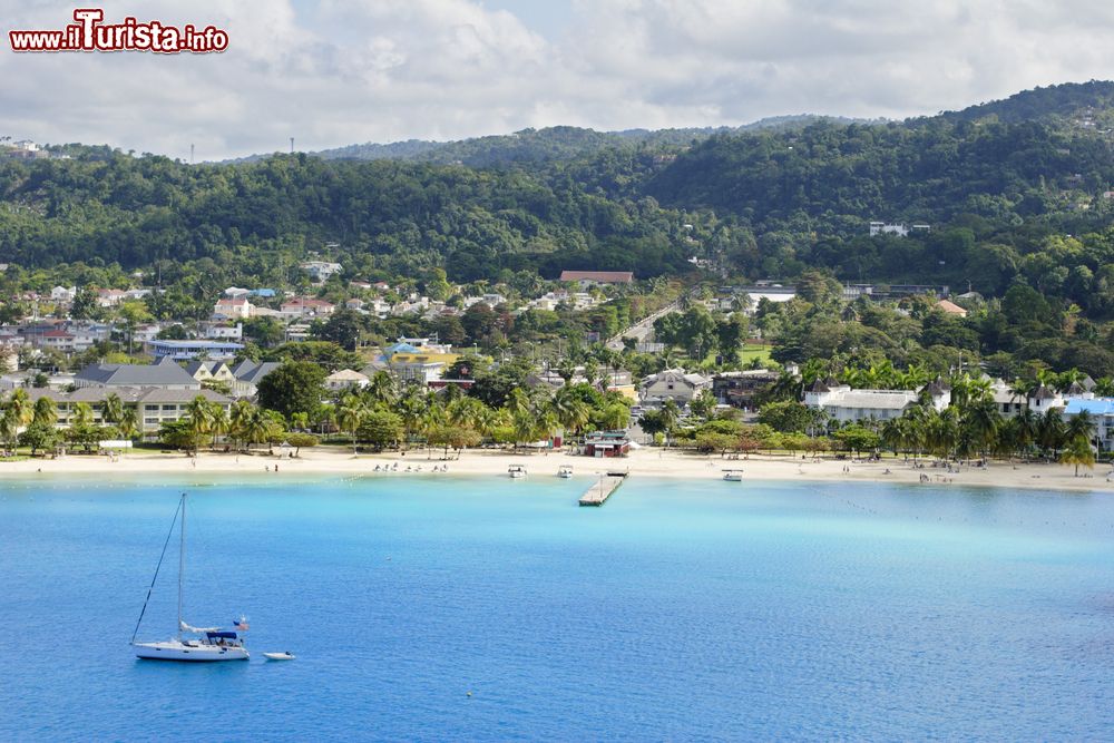 Immagine Uno scorcio di Ocho Rios, Giamaica, visto dal mare. E' un vero gioiello immerso fra natura e mare con molte possibilità di intrattenimento.