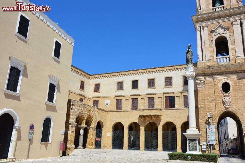 Immagine Uno scorcio di Piazza Duomo a Brindisi, Puglia. Chiamata "atrio dell'arcivesovado" nel corso del '700, questa piazza è la più antica oltre che una delle più belle di Brindisi - © Sergio Monti Photography / Shutterstock.com