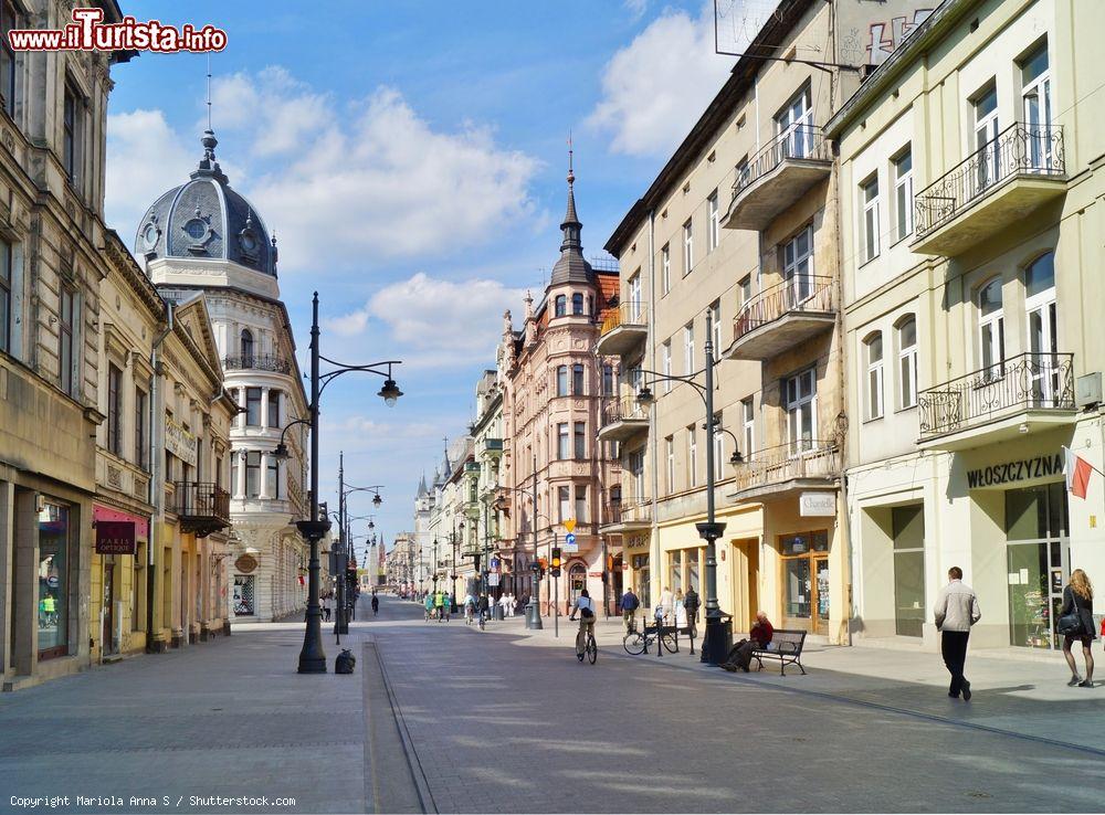 Immagine Uno scorcio di Piotrkowska Street a Lodz, Polonia. Una domenica pomeriggio nella principale via dello shopping cittadina - © Mariola Anna S / Shutterstock.com