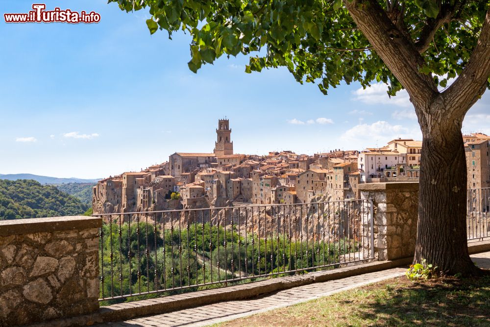 Immagine Uno scorcio di Pitigliano, Toscana. A circa 75 km da Grosseto, questo borgo è uno dei più scenografici di tutta la regione. Si trova nell'estremo sud della Toscana al confine con il Lazio.