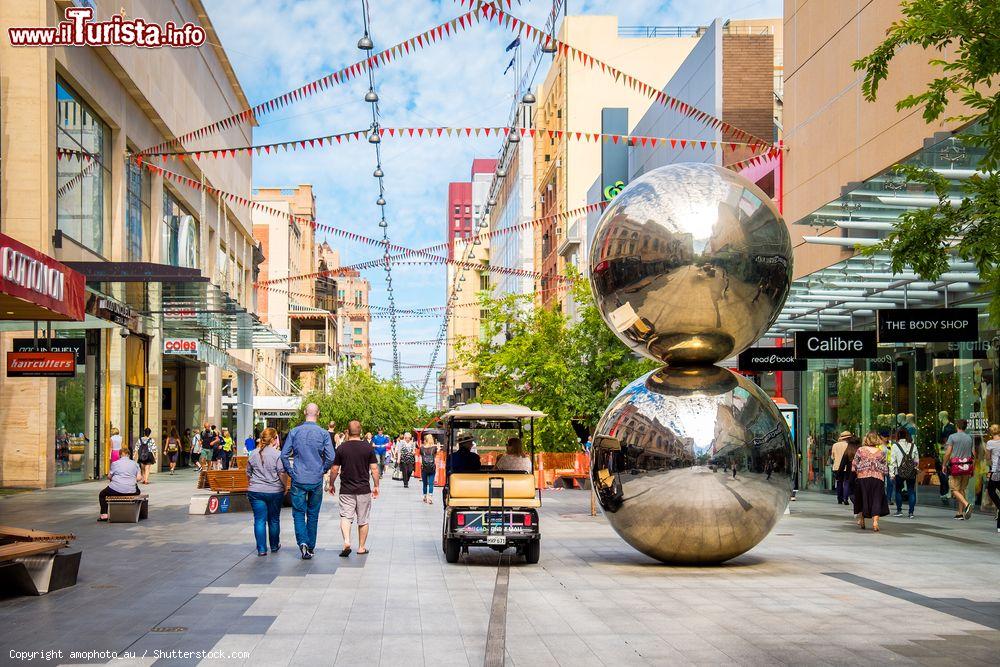 Immagine Uno scorcio di Rundle Mall a Adelaide, Australia. E' la prima area shopping del sud Australia. In questa immagine, le celebri sfere in cui si rispecchia la via - © amophoto_au / Shutterstock.com