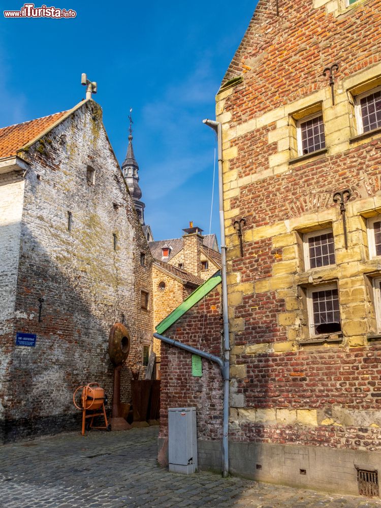 Immagine Uno scorcio di Sint-Jozefsstraat (o Sint Jozef Street) con vecchi edifici a Tongeren, Belgio. E' considerata la città più antica del paese. 