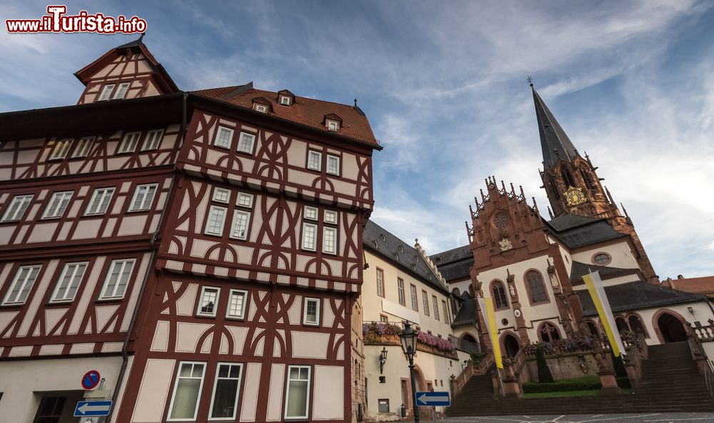 Immagine Uno scorcio di Stiftskirchenplatz a Aschaffenburg, Germania. Qui sorge anche la chiesa principale della città, la Stiftskirche, una delle testimonianze più prestigiose della millenaria storia di Aschaffenburg. E' dedicata ai santi Pietro e Alessandro e accoglie al suo interno opere d'arte fra cui una tavola di Matthias Grunewald.