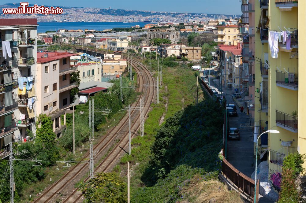 Immagine Uno scorcio di Torre del Greco con i binari della ferrovia, provincia di Napoli (Campania). Sullo sfondo, la costa napoletana con il mare.
