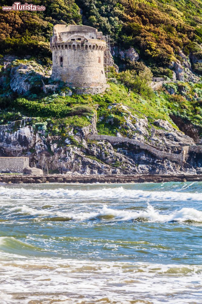 Immagine Uno scorcio di Torre Paola e del mar Mediterraneo a San Felice Circeo, Lazio. Questa costruzione a carattere difensivo venne installata sul promontorio del Circeo.