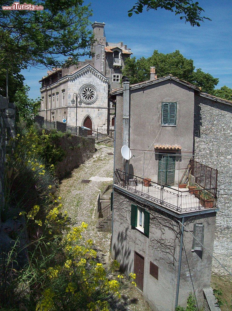 Immagine Uno scorcio di una strada di Collato Sabino, piccolo borgo del Lazio, provincia di Rieti - © altotemi, CC BY-SA 2.0, Wikipedia