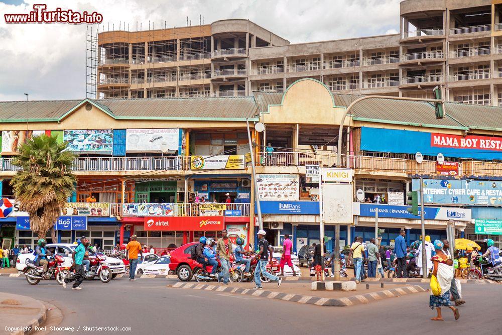 Immagine Uno scorcio di vita quotidiana nel centro di Kigali, Ruanda (Africa). I mototaxi sono il principale mezzo di trasporto pubblico - © Roel Slootweg / Shutterstock.com
