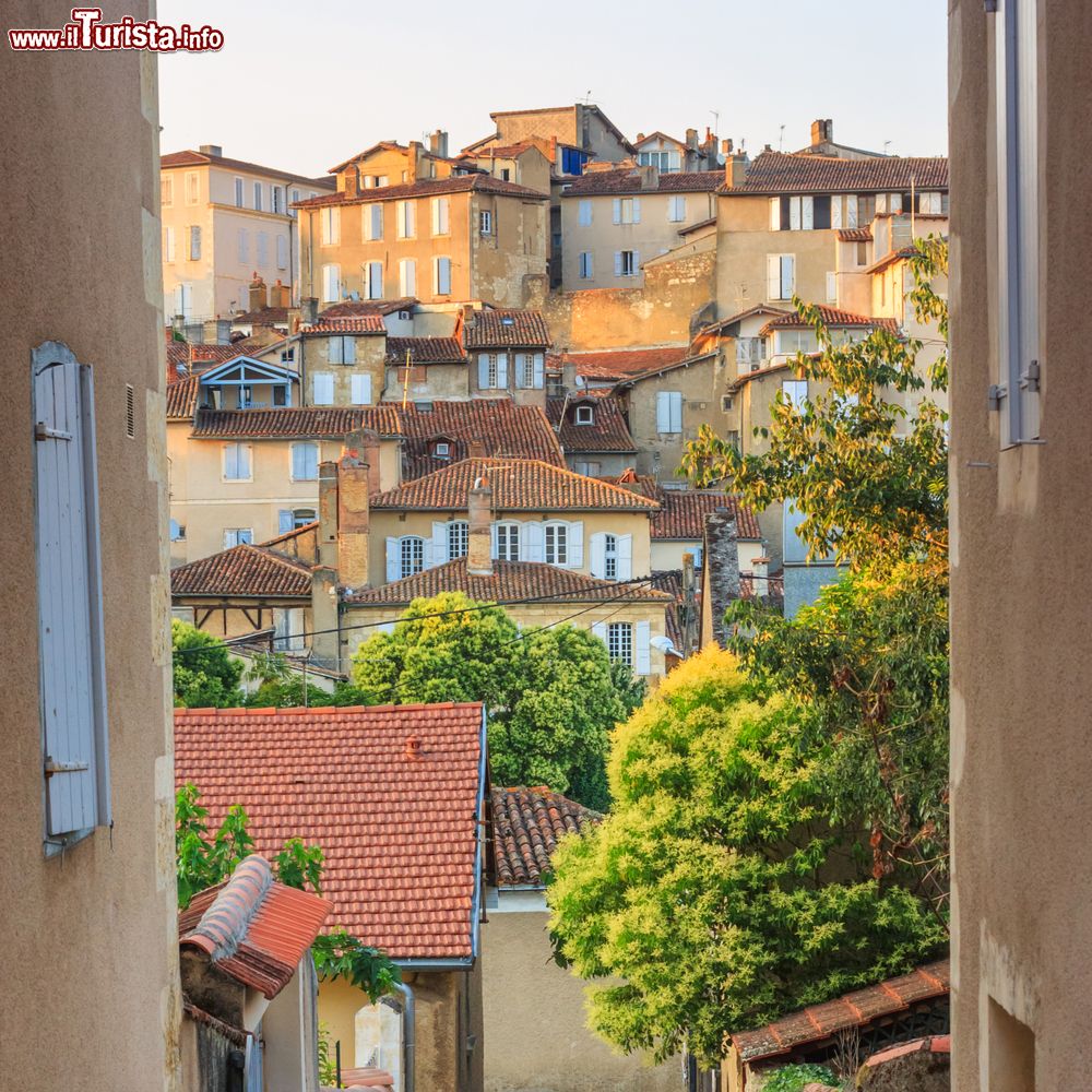 Immagine Uno scorcio estivo della cittadina di Auch, Francia. Il centro storico si scopre passegiando nelle sue caratteristiche stradine su cui si affacciano case antiche.