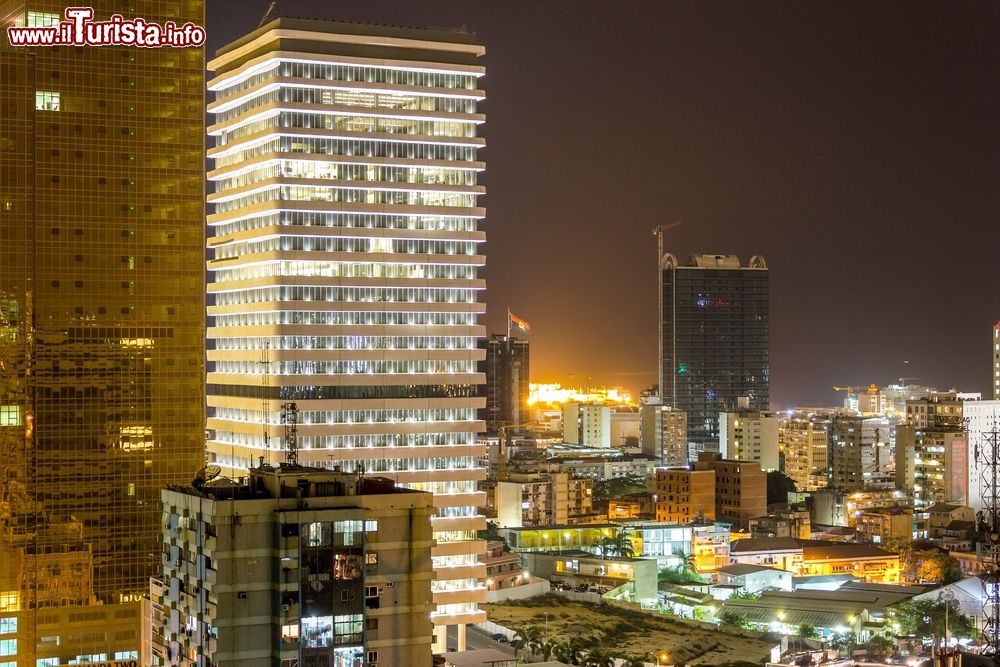 Immagine Uno scorcio notturno della città di Luanda, Angola. Siamo nella parte nord occidentale del paese dove Luanda si affaccia sulla costa atlantica.