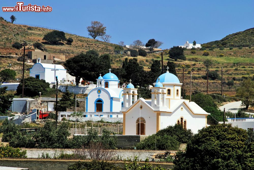 Immagine Uno scorcio panoramico dell'isola di Lipsi (Grecia) con alcune chiese ortodosse sullo sfondo.