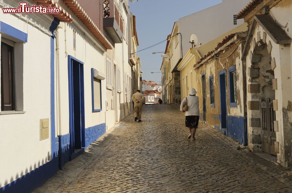 Immagine Uno scorcio panoramico di Ericeira, Portogallo. Passeggiando lungo le sue stradine si ha la possibilità di assaporare le specialità gastronomiche della regione, tutte a base di pesce.