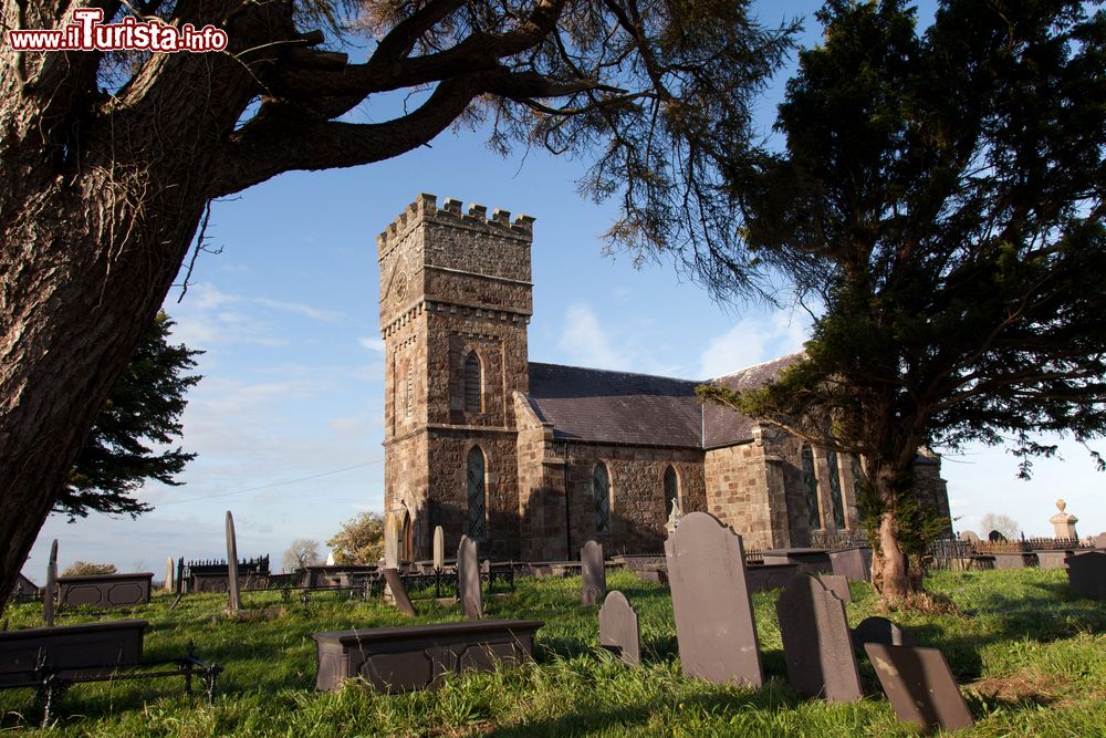 Immagine Uno scorcio panoramico di Llanidan New Church nei pressi di Anglesey, Galles, UK. Conosciuto anche come Brynsiencyn Church, questo luogo di culto si trova alla periferia di Brynsiencyn, villaggio situato 10 km a sud di Menai Bridge.