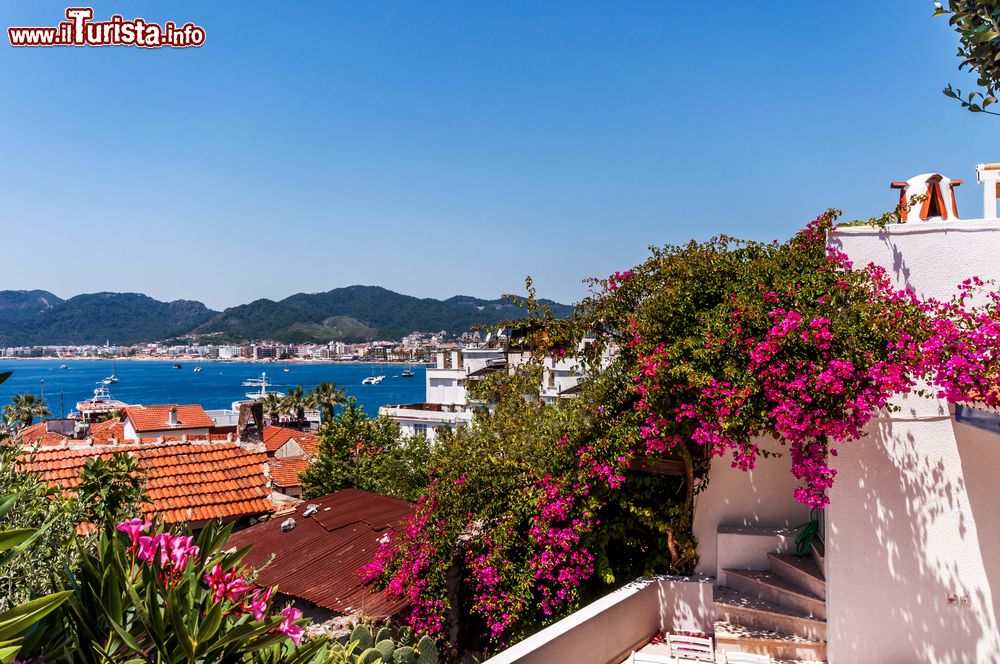 Immagine Uno scorcio panoramico di Marmaris, Turchia. Nella cittadina è presente un grande bazaar turco con negozi e botteghe di ogni genere.