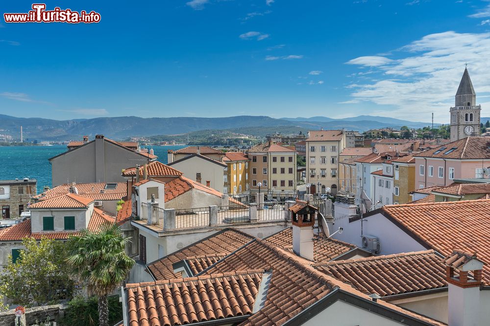 Immagine Uno sguardo sui tetti della città di Muggia, vicino a Trieste, Friuli Venezia Giulia. Questa località sorge su un promontorio dal tipico paesaggio collinare che digrada verso il golfo di Trieste.