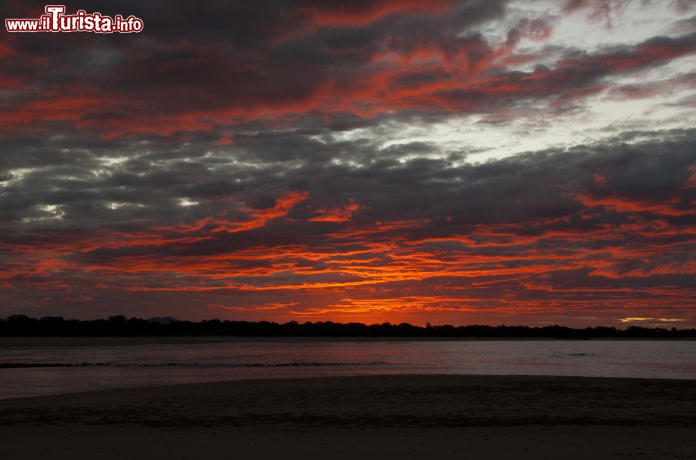 Immagine Uno spettacolare tramonto dalle tonalità rosse a Mackay, Australia.