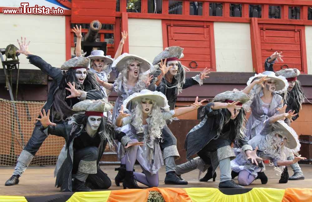 Immagine Uno spettacolo durante il perido di Gardaland Magic Halloween, le aperture dei weekend di ottobre del parco divertimenti più importante d'Italia