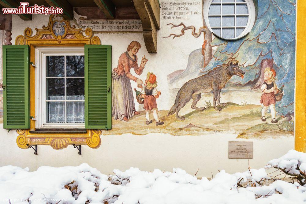 Immagine Uno splendido affresco sulla facciata di una casa a Oberammergau, Germania - © Pabkov / Shutterstock.com