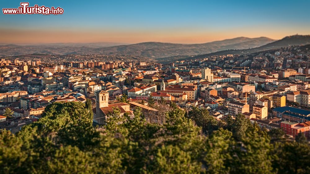 Immagine Uno splendido panorama di Campobasso, Molise, al calar del sole. Ricca di testimonianze storico-artistiche, Campobasso è circondata da un paesaggio suggestivo ed è sede di una prestigiosa università.